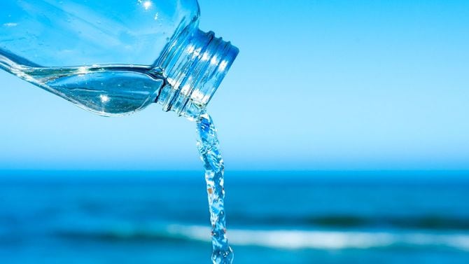 再利用可能なボトルから流れ出る水