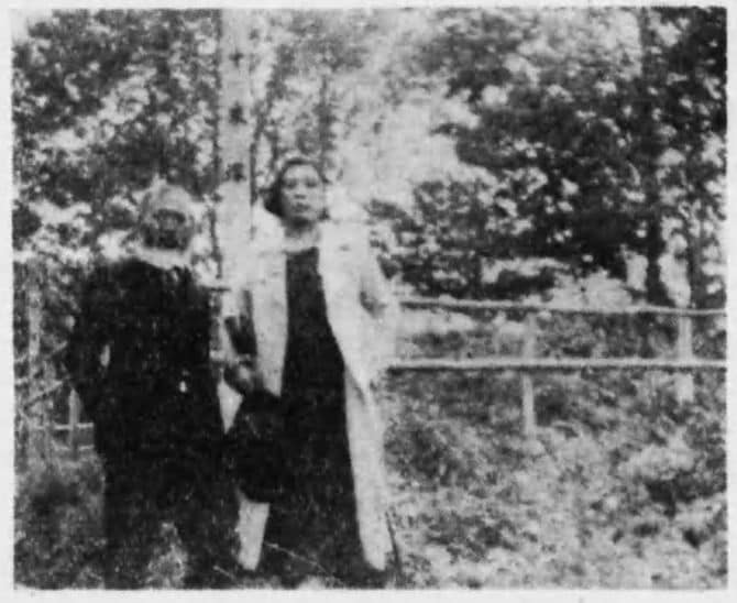 十来塚の前に立つキク(右)