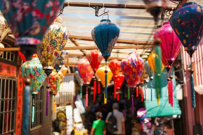 屋外にぶら下がっているカラフルな伝統的な提灯