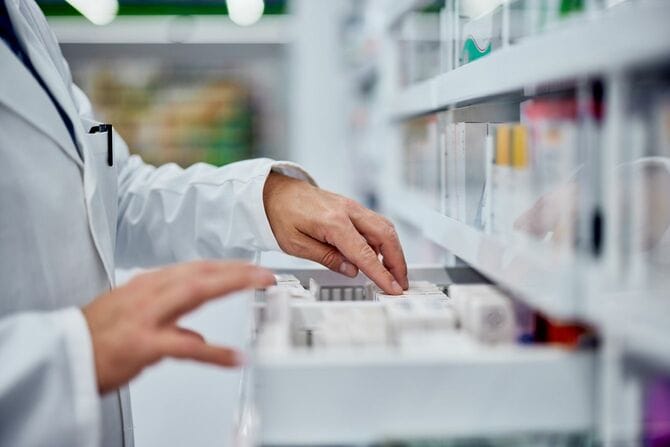 引き出しから何かを探す薬剤師