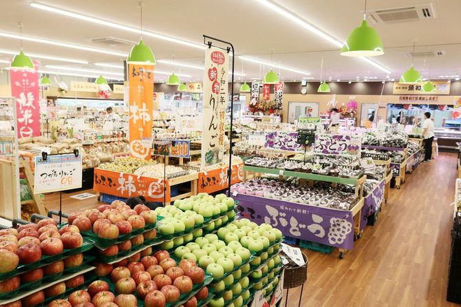 「産直市場よってって」果物売り場