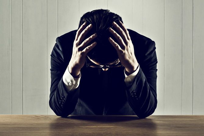 頭を抱えるビジネスマン