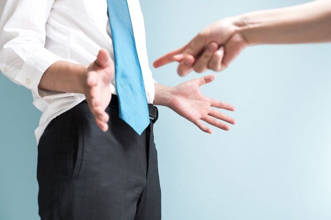 シャツが出ているのを指摘された男性