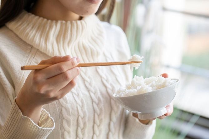 ご飯を食べる女性