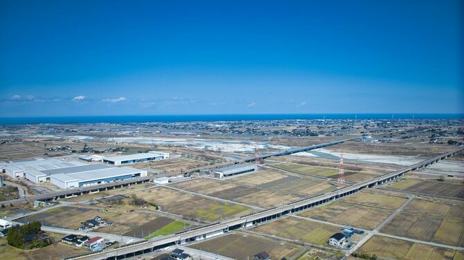 富山県黒部市上空の高速道路と新幹線高架橋の航空写真