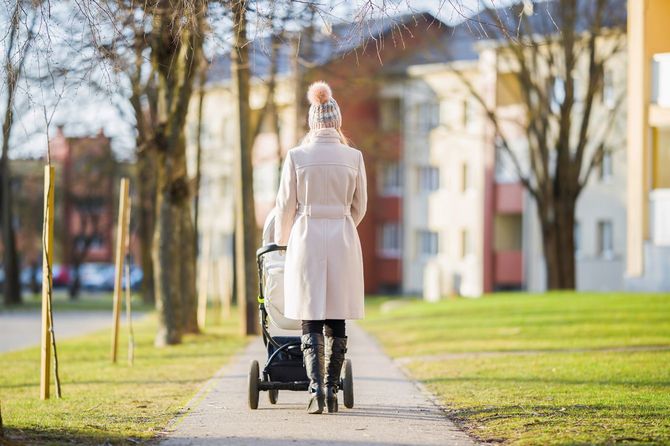 ベビーカーを押す母親