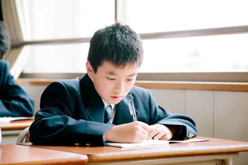 教室で勉強している男子生徒