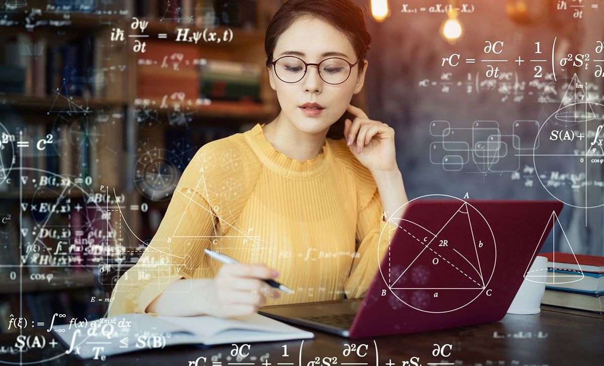 数学の勉強をする女性