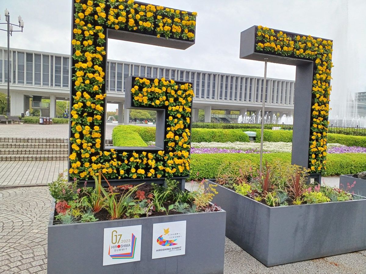 広島平和記念公園に設置されたG7サミットの花のモニュメント