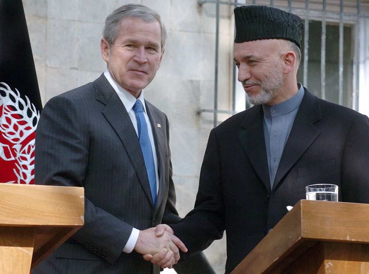 2006年3月1日、ブッシュ大統領がアフガニスタンに電撃訪問。カルザイ大統領（右）と握手するブッシュ米大統領（左）。ブッシュ大統領のアフガン訪問は初めてだった。※肩書はいずれも当時
