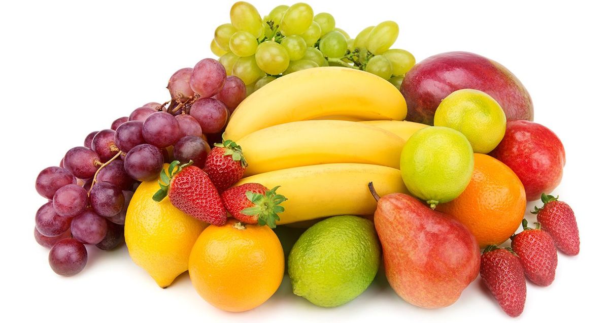 ブドウ、バナナ、リンゴなど、さまざまなフルーツ