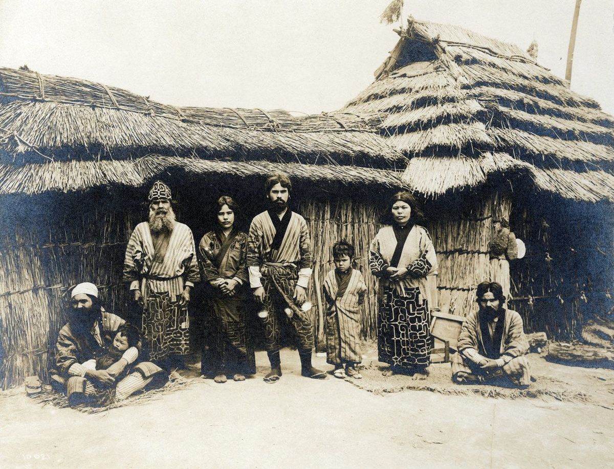 1904年に撮影されたアイヌの家族