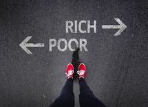 "何でも現金派"は一生ビンボーの恐れアリ