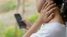 ｢スマホの見すぎで首がバキバキ｣な人はお腹側に原因がある…首を揉んでも｢コリ｣が解消されない本当の理由