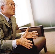 <strong>三菱電機会長 野間口 有</strong><br>1940年、鹿児島県生まれ。<br>65年京都大学大学院修士課程修了。同年、三菱電機入社。<br>93年中央研究所所長、95年取締役情報技術総合研究所所長、97年常務開発本部長、2001年専務、02年社長、06年より現職。<br>座右の銘は、「素にして野だが卑ではない」。経営もそうでありたいと語る。