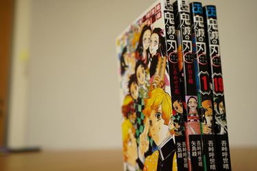 鬼滅の刃』小説版がジャンプ史上最速で100万部を突破した理由 装丁を