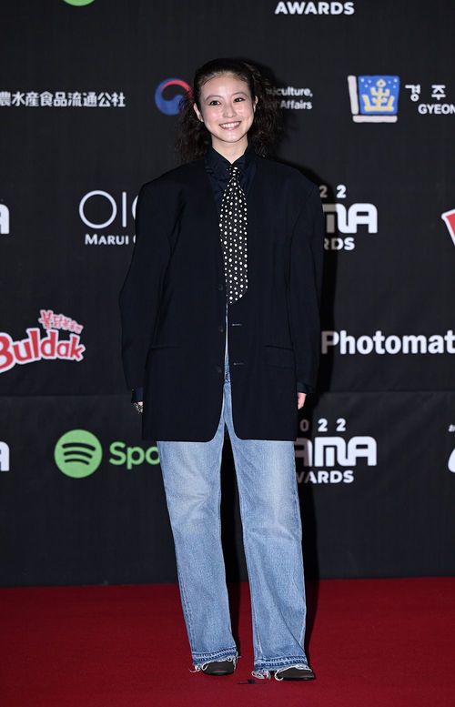 京セラドーム大阪で開催された「2022 MAMA AWARDS」のレッドカーペットイベントに登場した今田美桜＝2022年11月29日