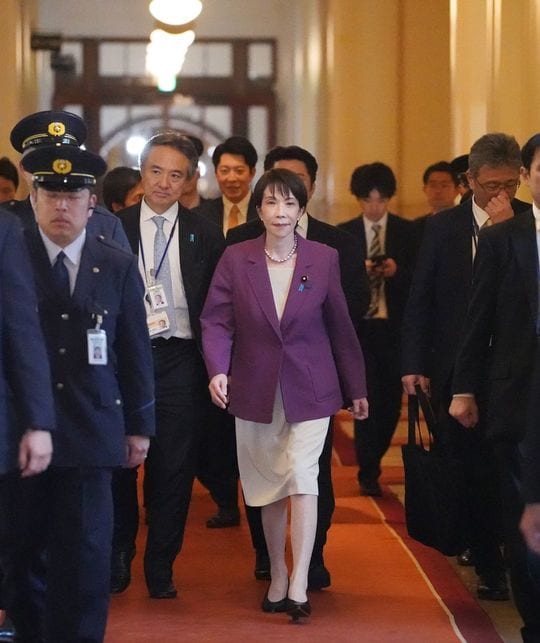 自民党役員会を終え、国会を出る高市早苗首相（中央）＝2026年4月6日午後、東京・永田町