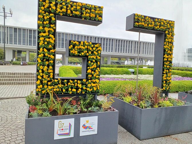 広島平和記念公園に設置されたG7サミットの花のモニュメント