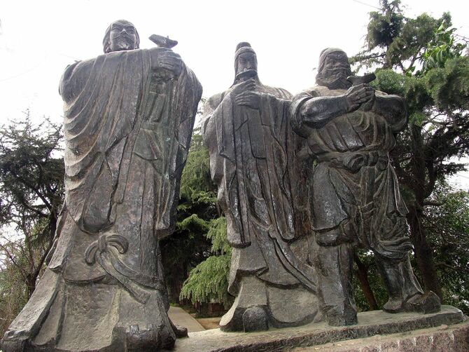 2005年4月20日、中国湖北省、武漢の亀山にある三国時代の武将たちの石像