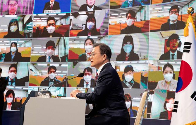 韓国の文在寅（ムン・ジェイン）大統領が2021年1月18日、ソウルの青瓦台で地元や外国人記者とのオンライン新年記者会見