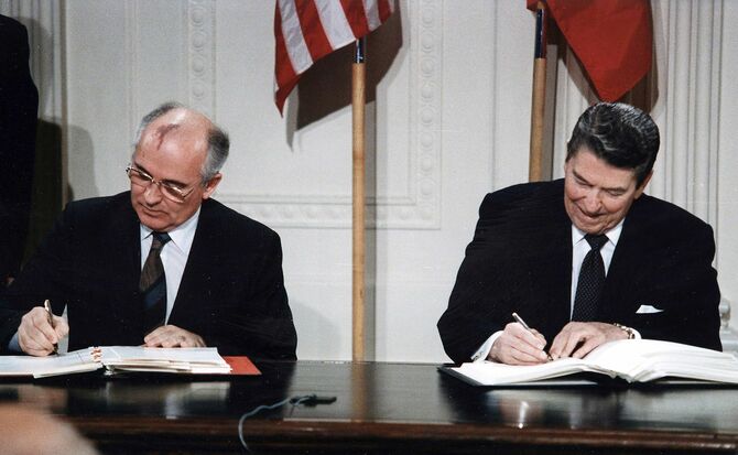 1987年12月8日、ホワイトハウスのイーストルームでINF条約に署名するレーガン大統領とゴルバチョフ書記長。