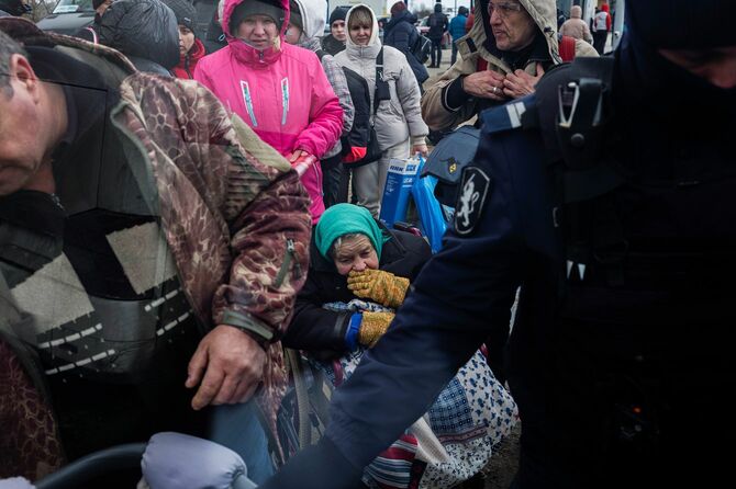 モルドバ共和国パランカにてウクライナから避難してきた人びと。氷点下の中、国境を越えるために待つ人々も。