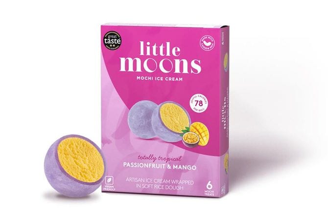 Little Moonsの人気定番商品の一つ、パッションフルーツ&マンゴー味の餅アイス。(写真=Little Moons公式ウェブサイト)