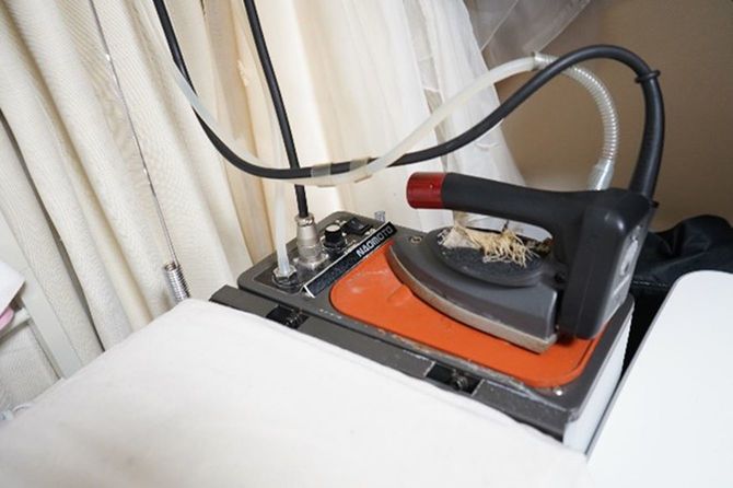 アトリエには、業務用のアイロンやトルソーが整然と並んでいた。