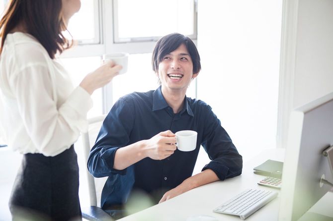 オフィスで談笑中