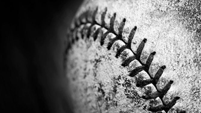 使い込まれた野球ボールの革の質感