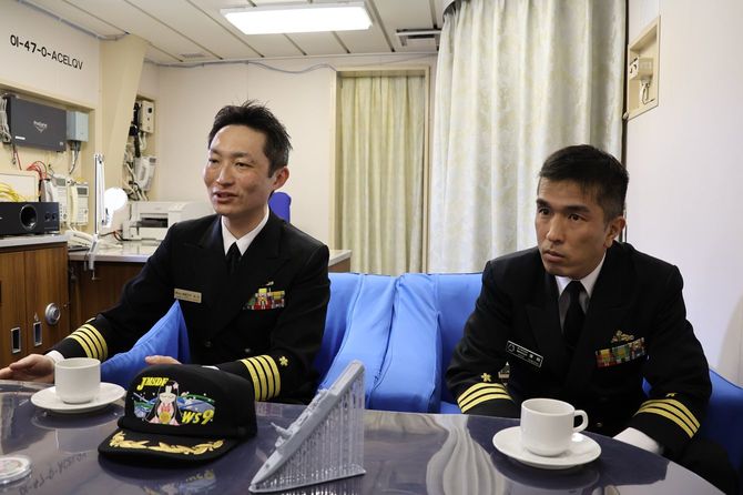 岩出洋平1等海佐(左)、濱﨑禎史2等海佐(右)