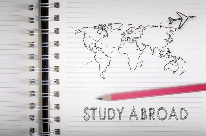 ノートに描いた世界地図・留学のイメージ