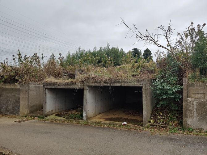 古いビルトインガレージは、かつて主流だったセダン型の車高に併せて建造されているものがあり、現代の車両ではほとんど使うことができないものもある。（千葉県八街市文違）