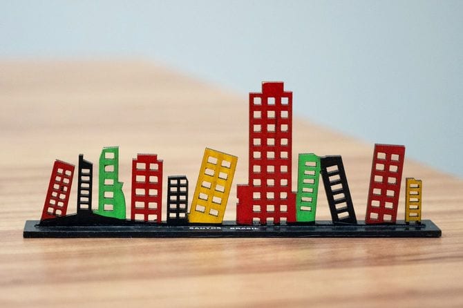 傾きマンションをモチーフにしたサントス土産の置物