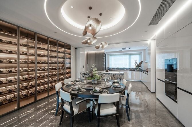 廊下にはワインセラーが並ぶ、ダイニングルーム