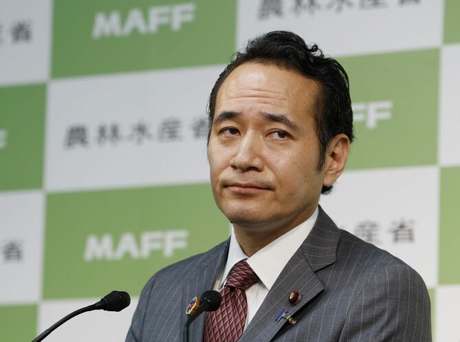 閣議後に記者会見する簗和生農相
