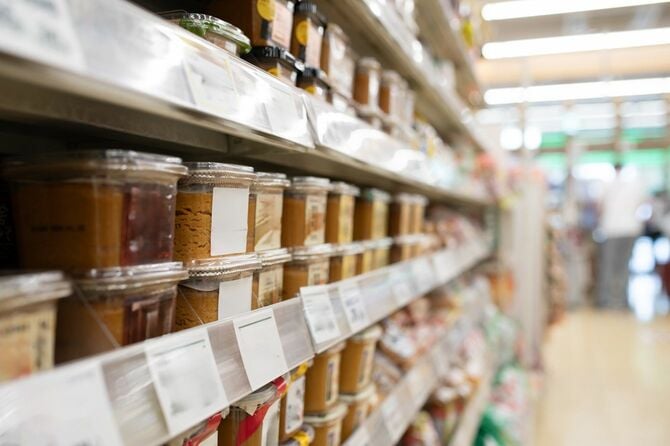 棚に並ぶたくさんの味噌