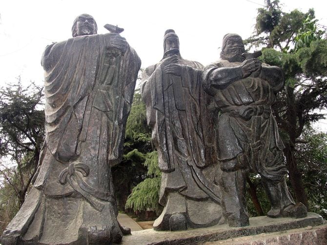 2005年4月20日、中国湖北省、武漢の亀山にある三国時代の武将たちの石像