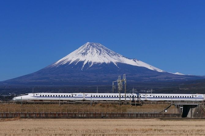 東海道新幹線の三島―新富士間を走行するJR東海所属のN700系（N700A）