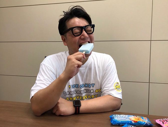 ガリガリ君を食べる