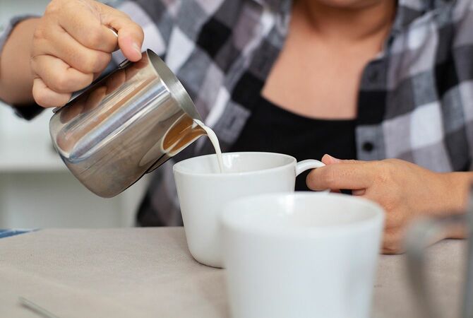 コーヒーにミルクを注ぐ
