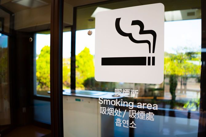 喫煙エリアの外観とマーク