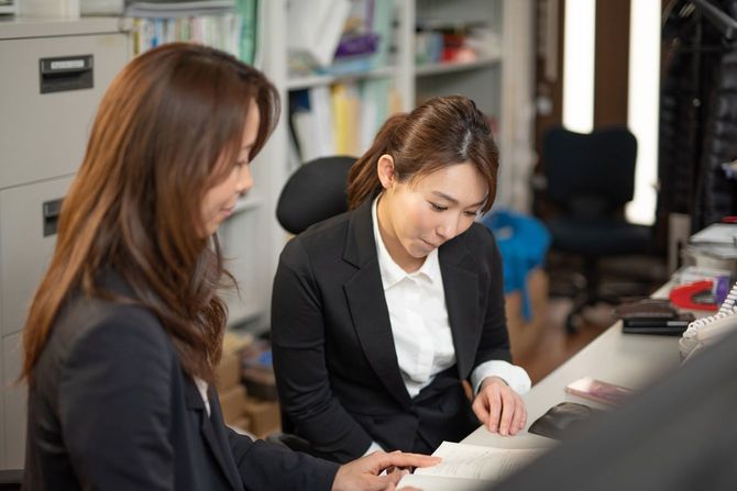 オフィスで指導する女性