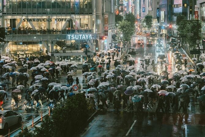 渋谷交差点の雨の夕方