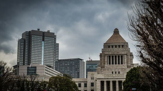 暗雲が立ち込める国会議事堂