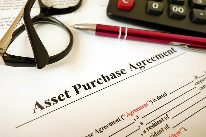 書類やペン、電卓などのイメージ