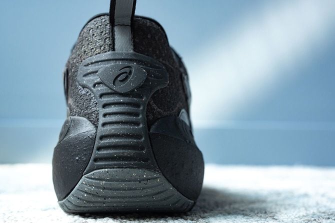 世界が認めているアシックスクオリティ。その開発過程では、何度も作られた試作品をアシックス社員が試し履きし、細かなフィードバックを反映させている。