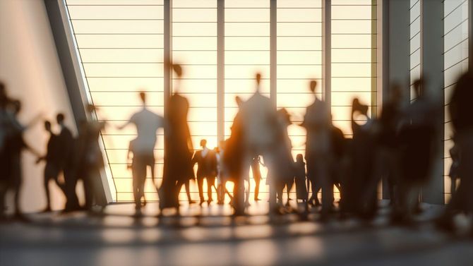 会議に集まる人々