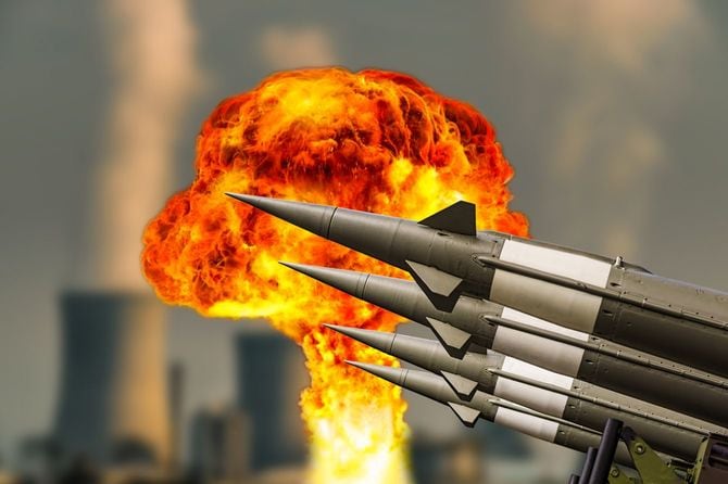 ミサイルと爆発